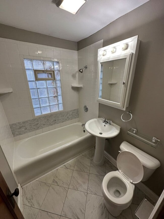 Foto del edificio - 936-938 S. 75th St. Duplex