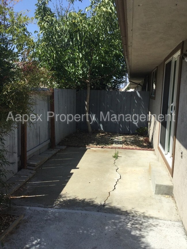 Building Photo - 479 Willow Ave