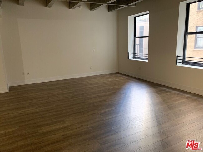 Foto del edificio - 727 W 7th St