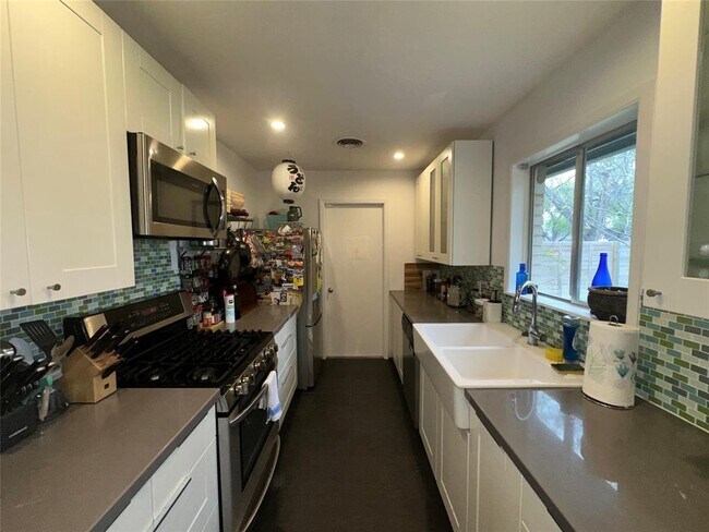 Foto del edificio - 1908 Pompton Dr