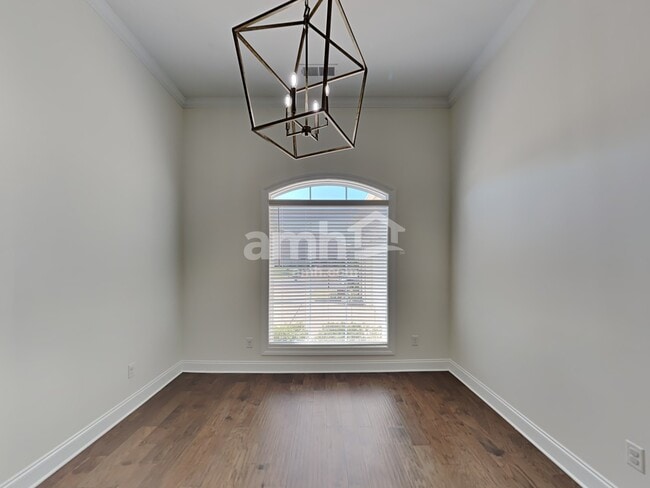 Building Photo - 3284 Vineyard Dr S