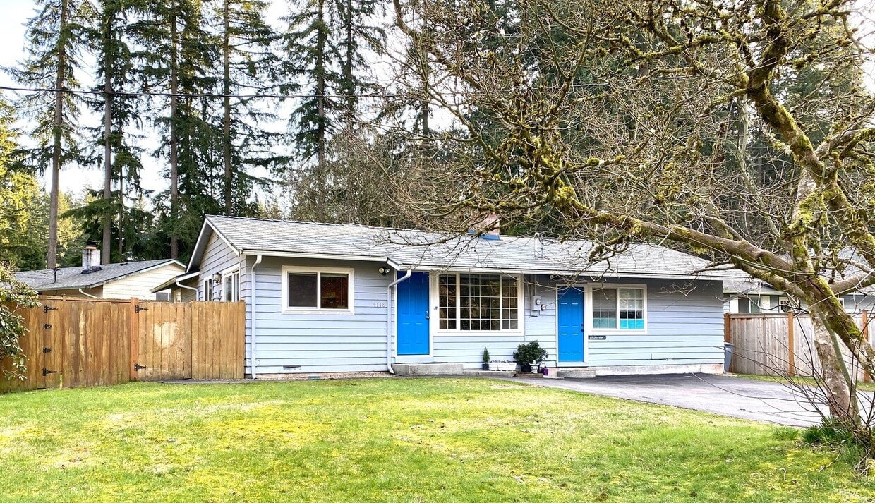 Foto principal - Bothell Duplex w/ Spacious Yard