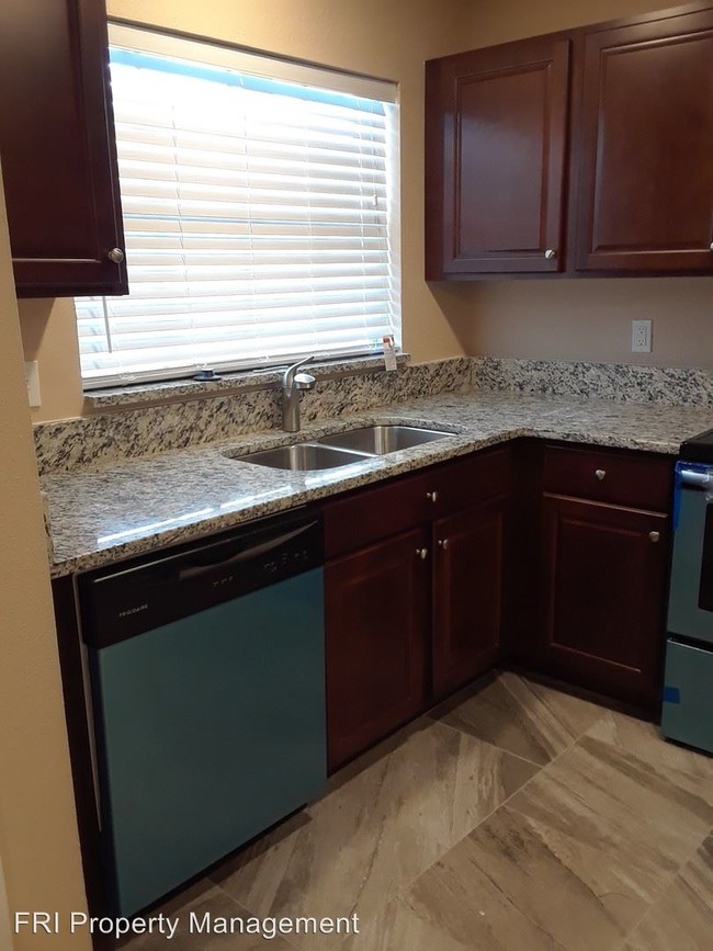 Foto del edificio - 2 br, 1 bath Apartment - 7252 Balboa Drive