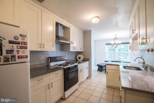 Building Photo - 15-B Andover Cir