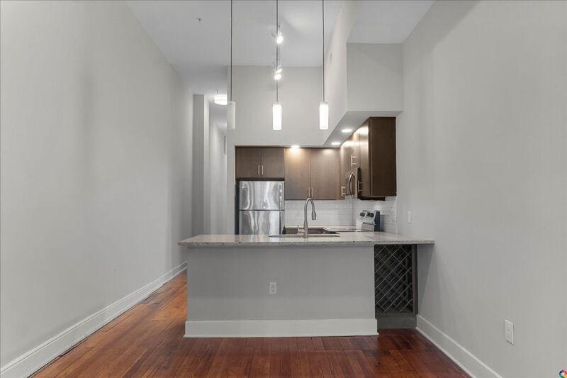 Primary Photo - 2022-22 E Broad St