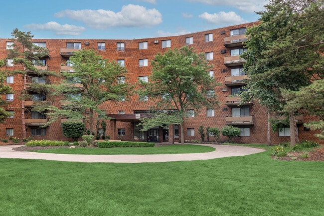 Building Photo - Chestnut Lake