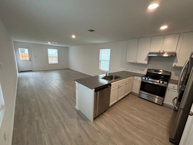 Building Photo - 2-Story 3 Bedroom Home Near Brooks City Base!