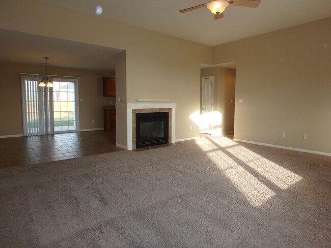 Foto del edificio - Nice 3 Bed 2 Bath House In Hunters Gate!