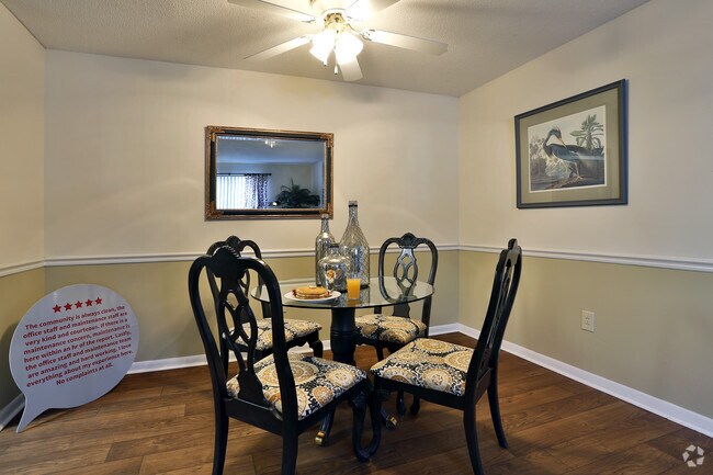 2Bd, 1Ba: 900 Ft² - Brackenbrook