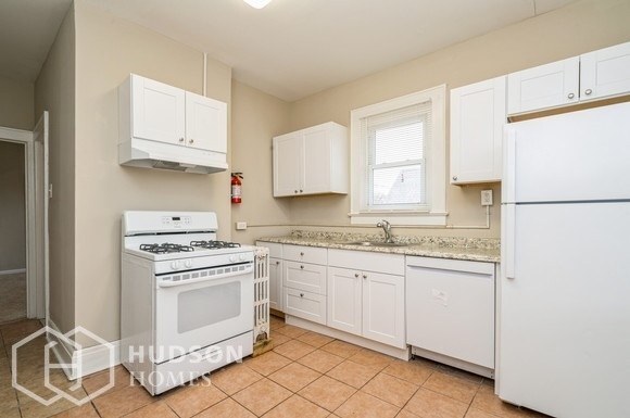 Building Photo - NOW AVAIALBLE! - 12 Fairview Ave Unit 2, S...