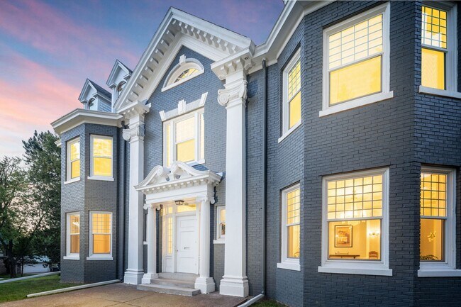 Foto del edificio - Beautiful 3 Bedroom/1 Bathroom THIRD Floor Apartment in East Duluth Mansion - AVAILABLE JUNE!