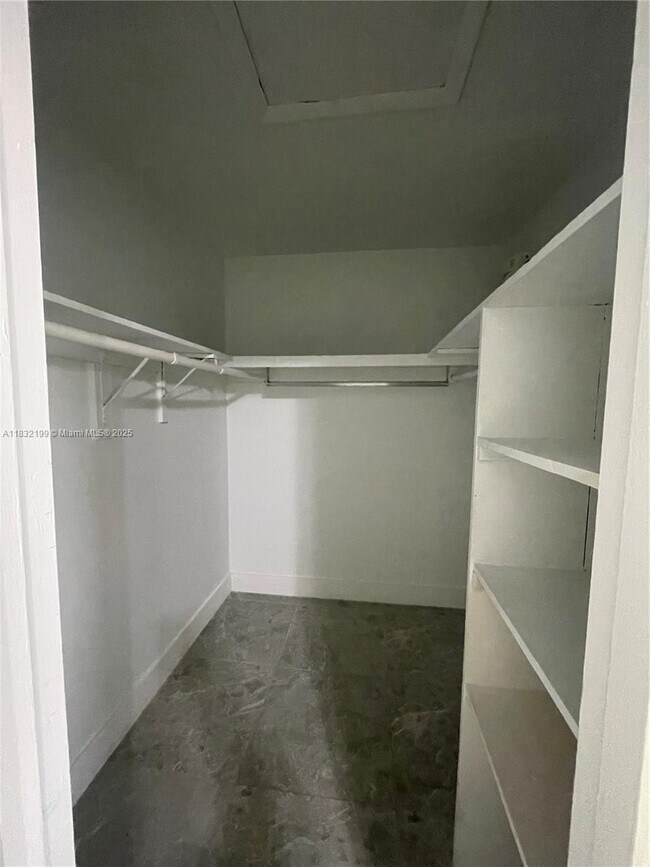 Building Photo - 1100 SW 36th Ct