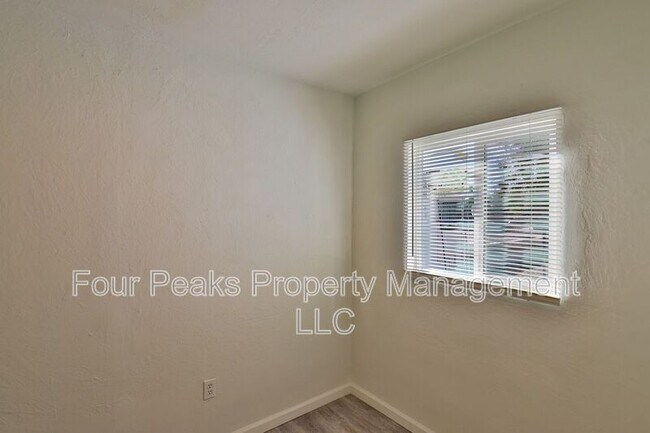 Foto del edificio - 102 E Hatcher Rd