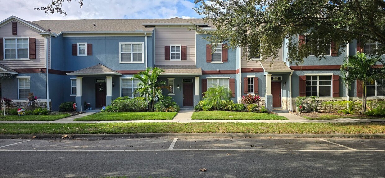 Primary Photo - Stunning 2/2.5 Townhome in Beacon Park! Fresh Paint, New Carpets, Available Now!