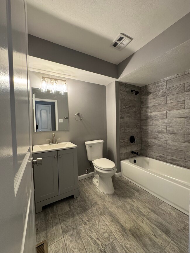 Front hallway full bathroom - 10341 Forest Brook Ln