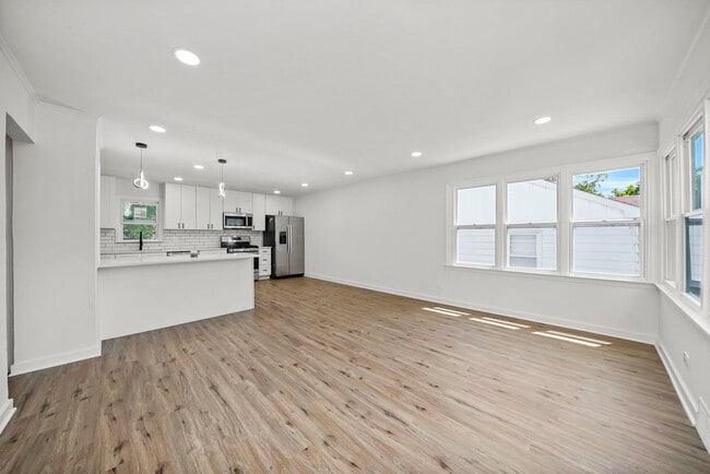 Building Photo - 603 N Lewis Ave