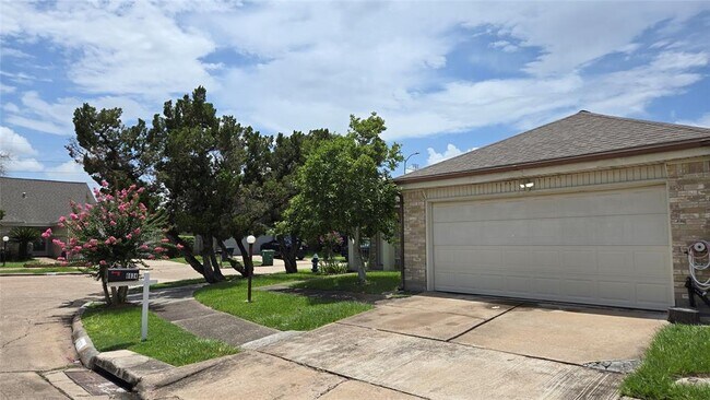 Foto del edificio - 6634 Briar Glade Dr