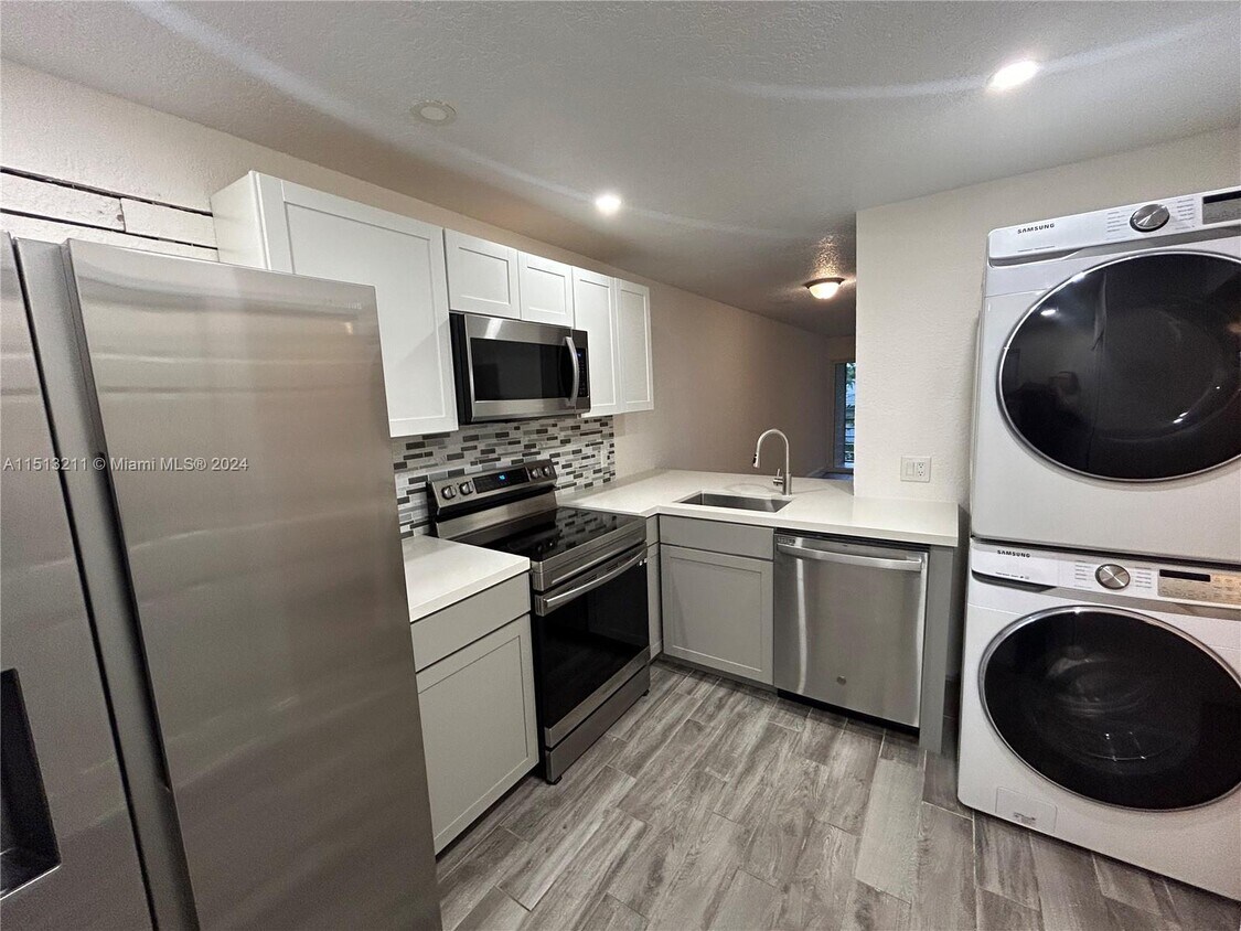Foto principal - 3777 NW 78th Ave