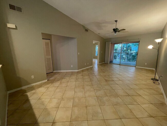 Foto del edificio - ANNUAL RENTAL - 2 BED / 2 BATH 2ND FLOOR END UNIT IN PINE HAVEN!