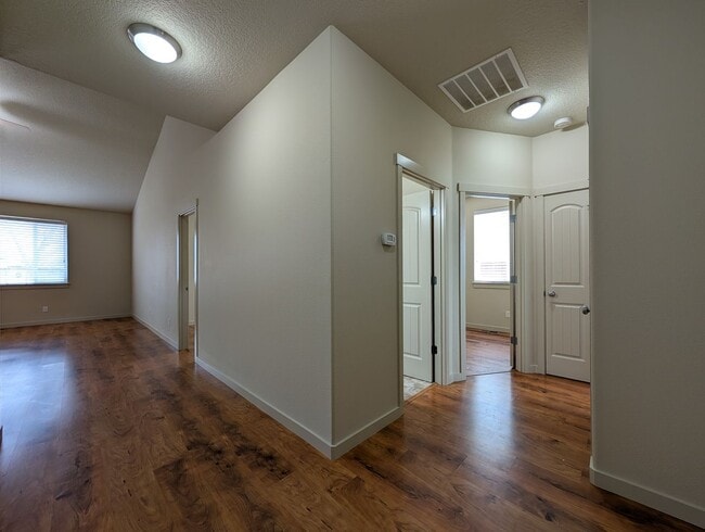 Building Photo - Great 3bed/2 bath home with solid surface flooring!