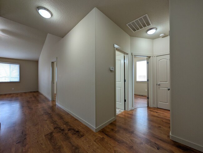 Foto del edificio - Great 3bed/2 bath home with solid surface flooring!