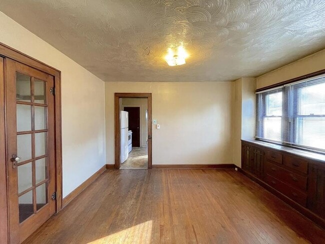 Building Photo - 1235 E Hanna Av