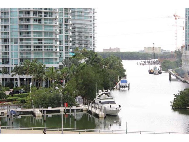 Building Photo - 16445 Collins Ave