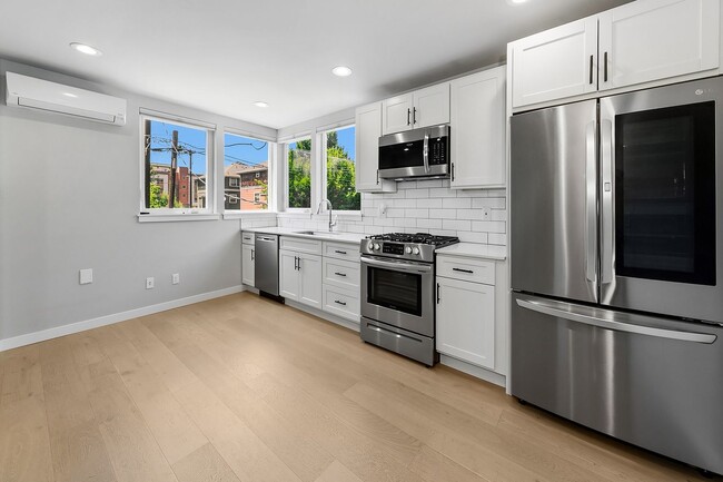 Building Photo - Stylish 2BR Townhome with Rooftop Deck & A/C Near Light Rail