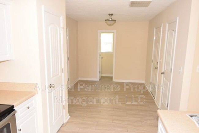 Foto del edificio - 704 Sycamore Ct