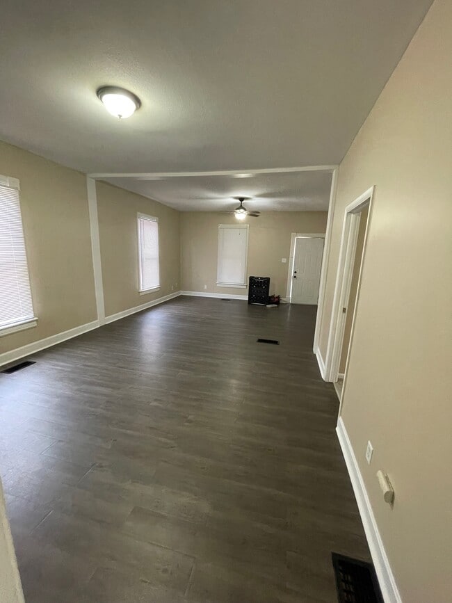 Building Photo - 427 W 10th St