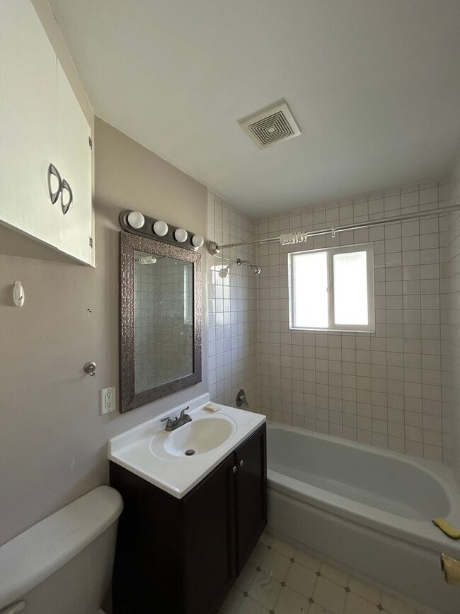Building Photo - 2 Bedroom / 1 Bath House in Madras