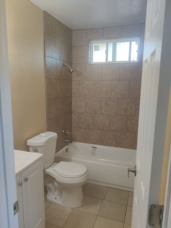 Foto del edificio - 5117 Naranja St