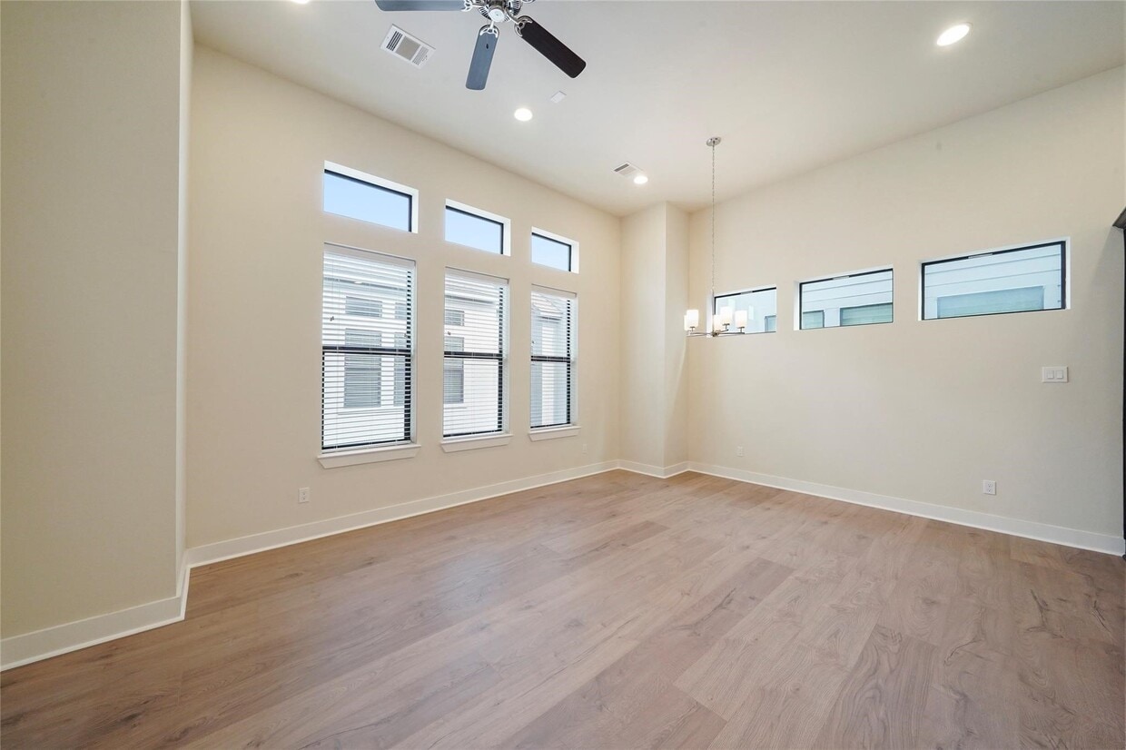 Building Photo - 2616 Riverside Dr