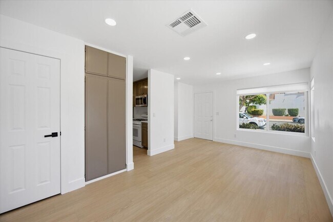 Building Photo - 1040 Gardena