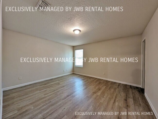 Foto del edificio - 6133 Strawflower Pl