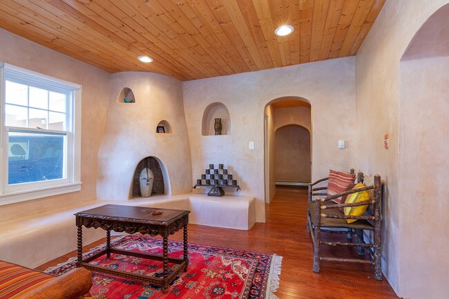 Building Photo - Classic Authentic Santa Fe Home in Downtown!