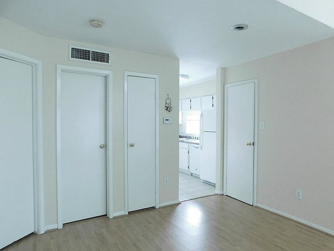 Building Photo - 10855 Meadowglen Ln