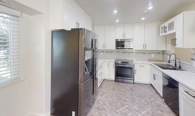 Building Photo - Beautiful Single-Story Home with Solar – Available Now!