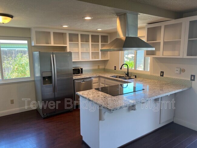 Building Photo - 10040 Viewoods Ct
