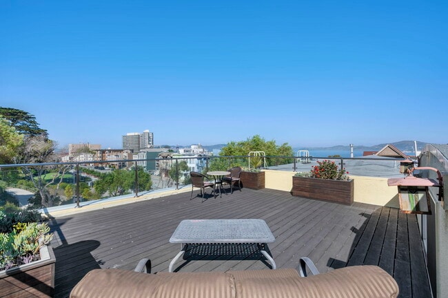 Building Photo - 2552 Hyde St