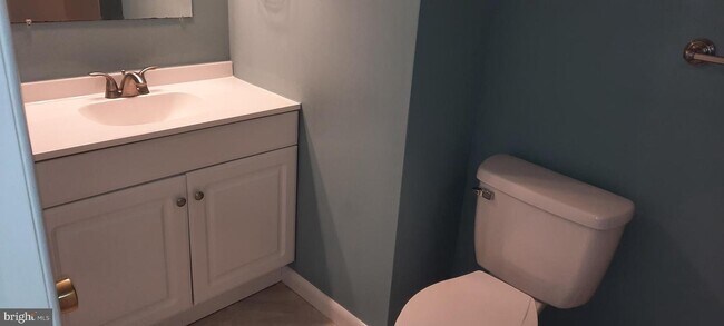 Building Photo - 24 Coachlight Ct