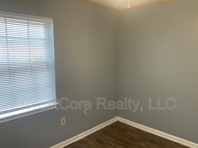 Building Photo - 913 Western Park Dr
