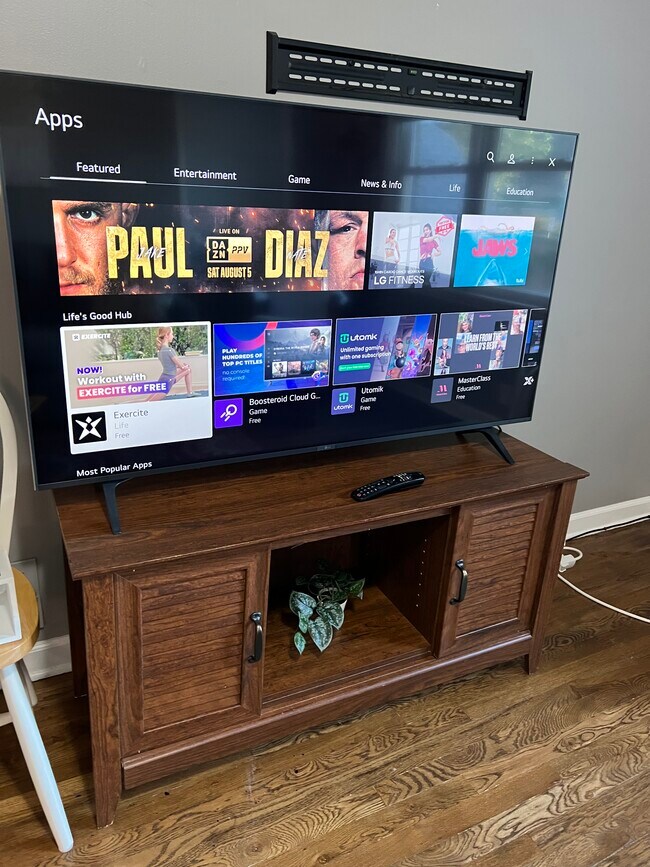 Televisor inteligente de 55” - 4622 Cass St