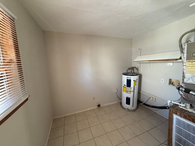 Building Photo - 3 bed 1 bath 2 car, indoor laundry and new...