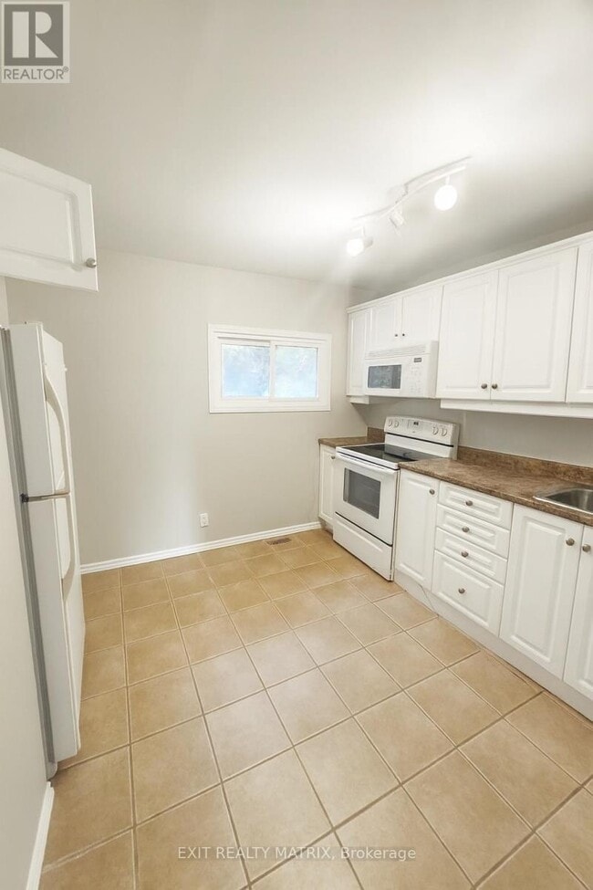 Building Photo - 1384 Chatelain Ave