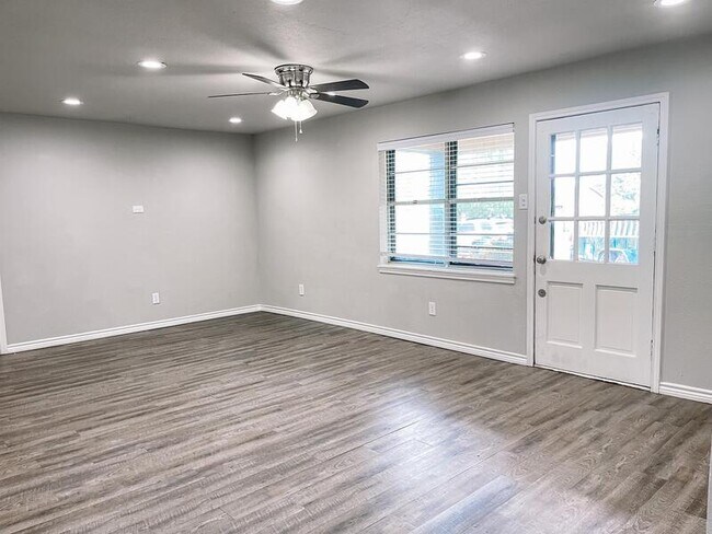 Building Photo - 1006 Swanner Dr