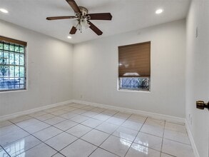 Building Photo - 667 Edgebrook Dr