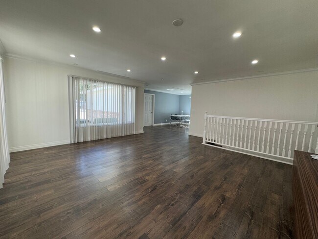 Foto del edificio - Large Open Layout Nestled in a Quiet Neighborhood with Stunning Mountain Views