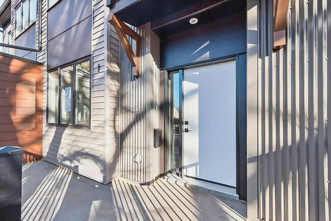 Photo du bâtiment - 10335-10135 135 St NW