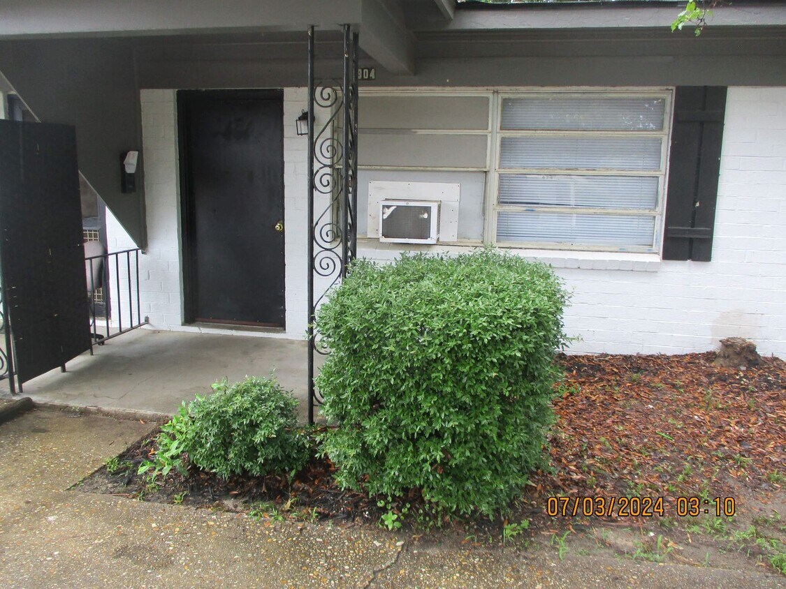 Building Photo - 904 Edgewood Ln